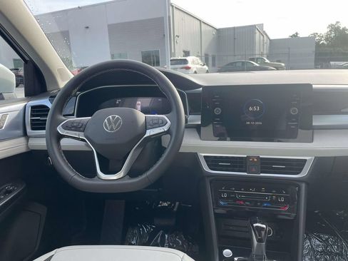 New 2026 Volkswagen Taos SE FWD image 15