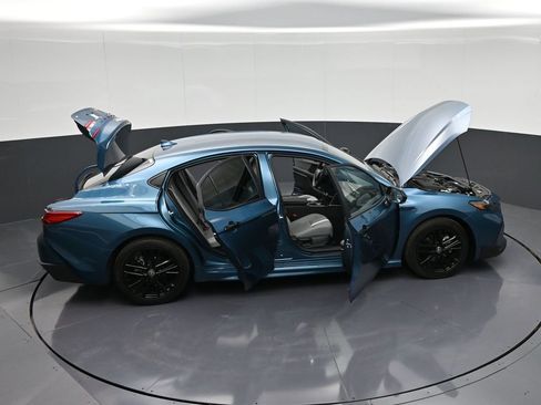 Used 2025 Toyota Camry SE w/ Convenience Package image 32