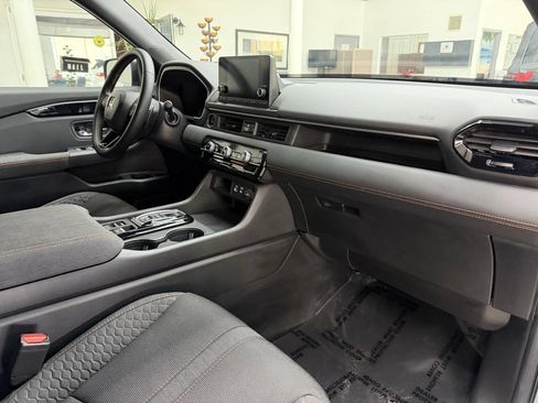 Used 2025 Honda Pilot Sport image 19
