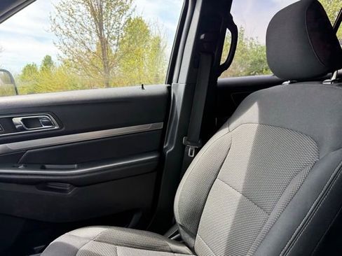 Used 2019 Ford Explorer XLT image 32