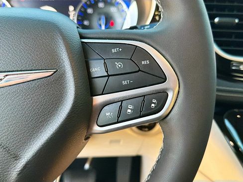 Used 2022 Chrysler Pacifica Limited image 38