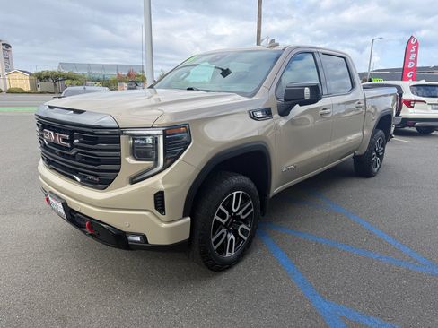 Used 2023 GMC Sierra 1500 AT4 w/ Technology Package AWD/4WD image 4