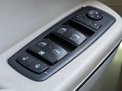 Used 2015 Chrysler 300 C w/ Light Group image 23