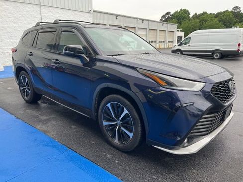Used 2022 Toyota Highlander XSE AWD/4WD image 2