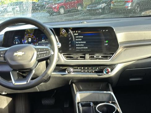 Used 2025 Chevrolet Equinox LT AWD/4WD image 8