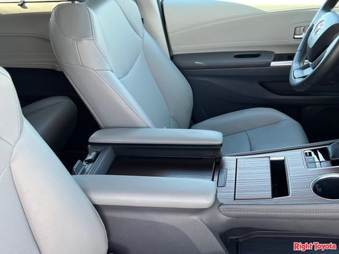 Certified 2024 Toyota Sienna XLE FWD image 14