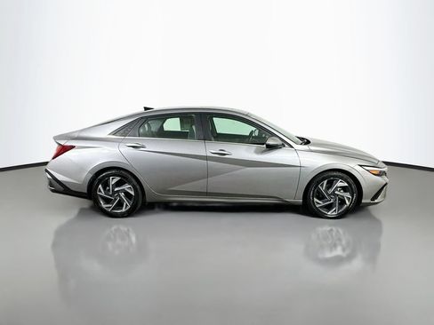 Used 2025 Hyundai Elantra Limited FWD image 7