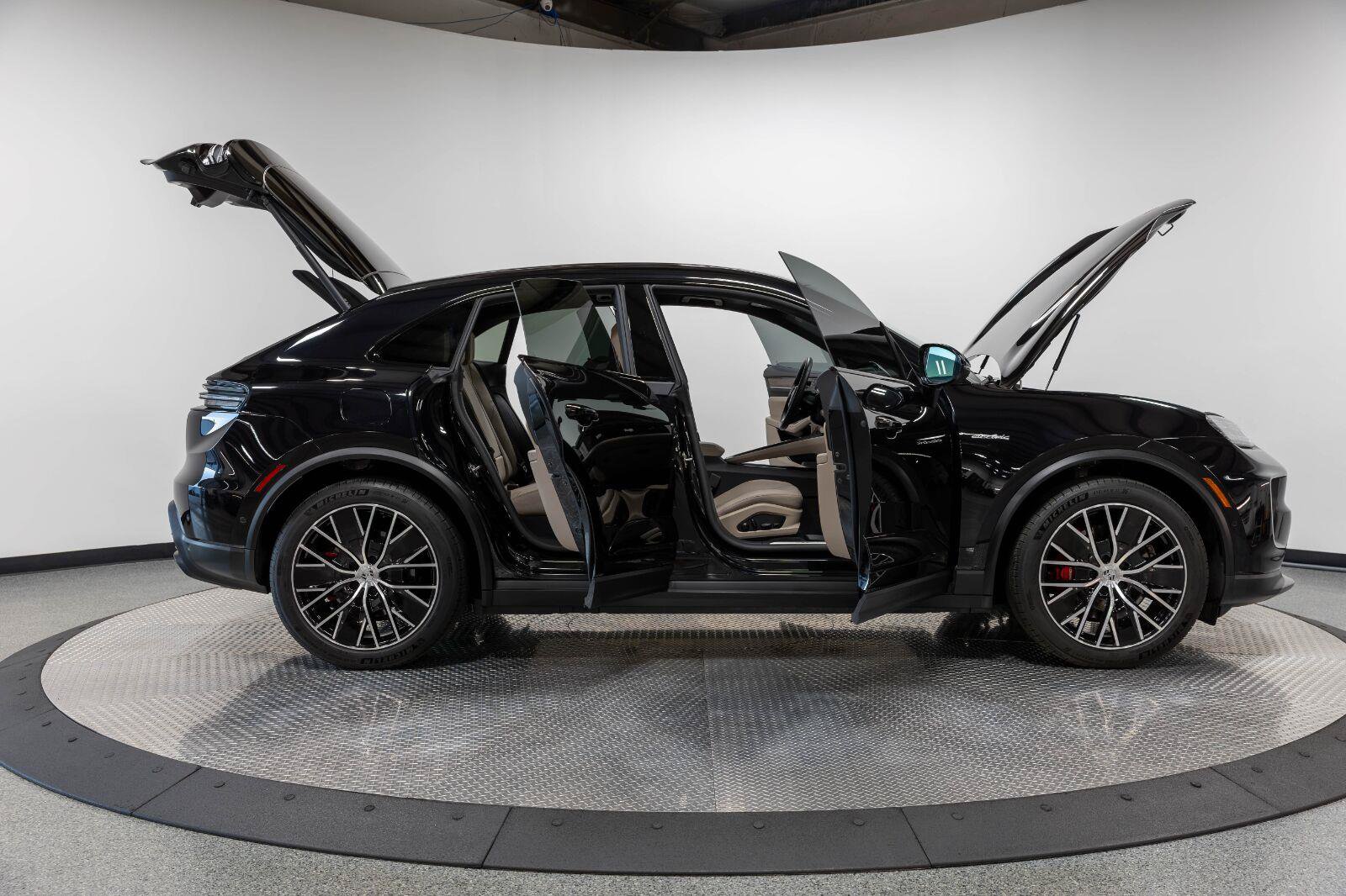 Used 2025 Porsche Macan 4S Electric AWD/4WD image 39