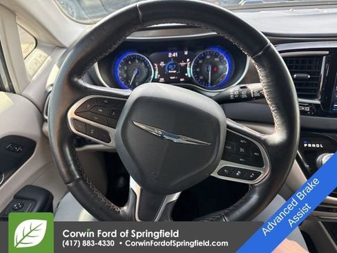 Used 2020 Chrysler Pacifica Touring-L Plus image 11