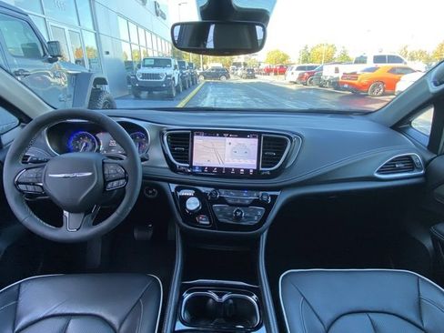 Used 2024 Chrysler Pacifica Limited w/ S Appearance Package image 13