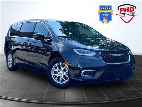 Used 2023 Chrysler Pacifica Touring-L FWD image 1