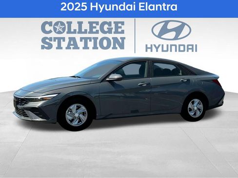 Used 2025 Hyundai Elantra SE image 2