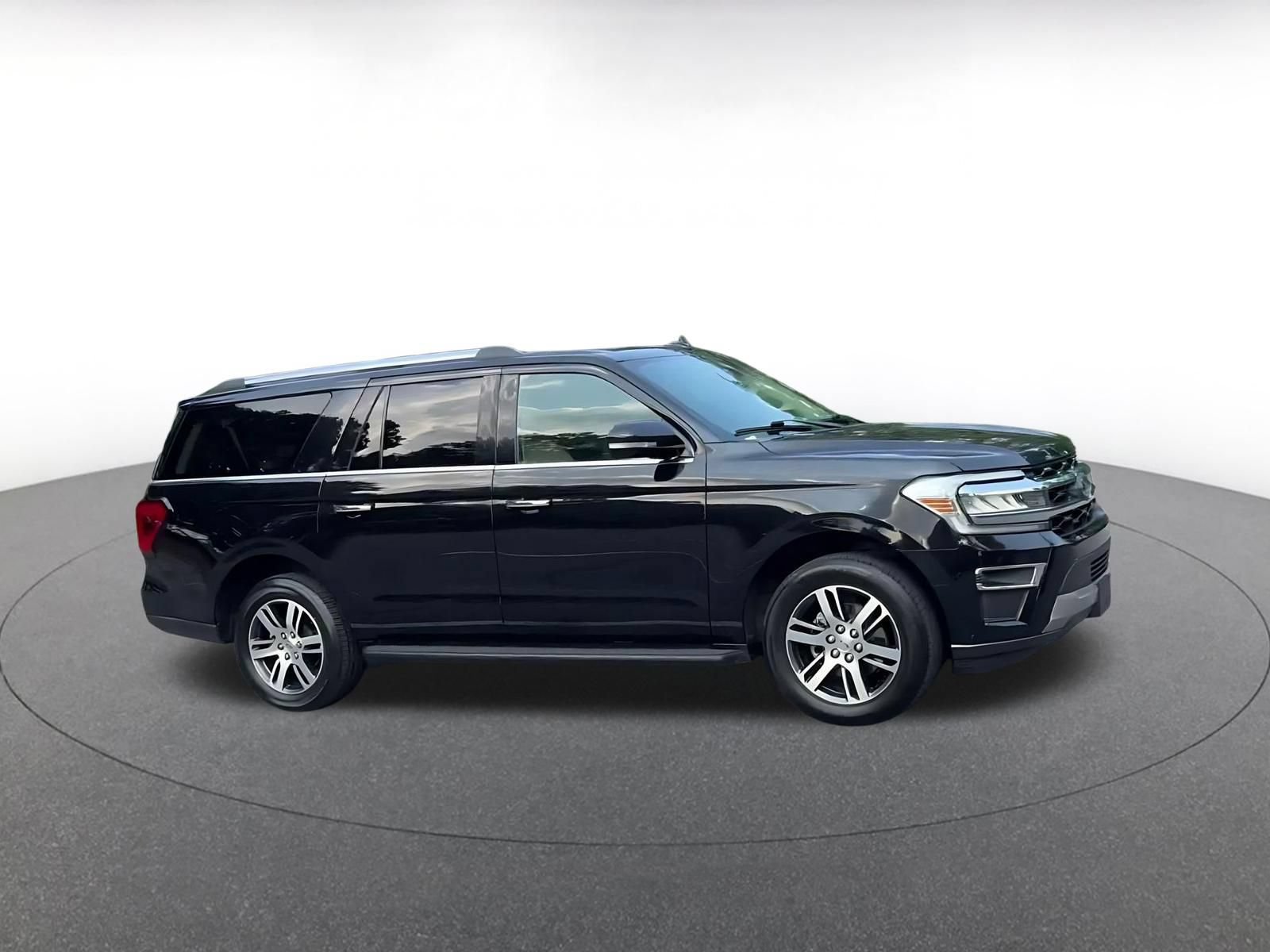 Used 2024 Ford Expedition Max Limited AWD/4WD image 2
