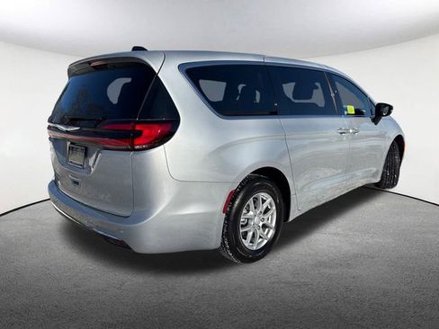 Used 2026 Chrysler Pacifica Select image 14