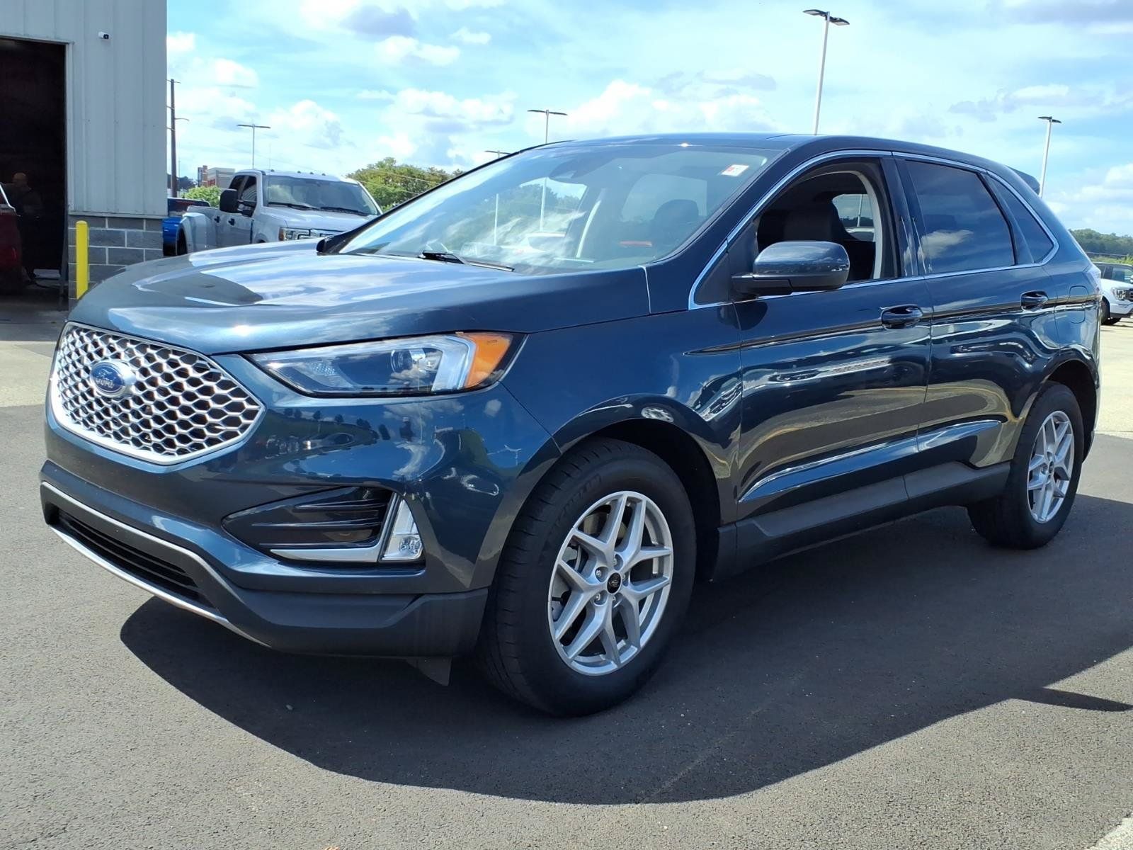 Certified 2024 Ford Edge SEL w/ Convenience Package AWD/4WD image 3