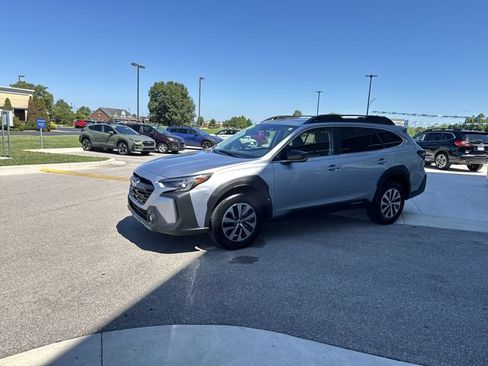 Used 2025 Subaru Outback Premium AWD/4WD image 2