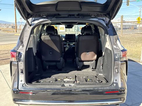 Used 2022 Toyota Sienna Platinum image 6