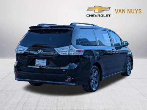 Used 2017 Toyota Sienna SE FWD image 5