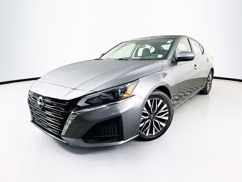 Certified 2023 Nissan Altima 2.5 SV image 1