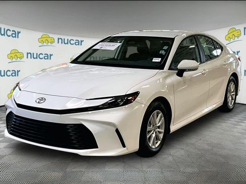 Used 2025 Toyota Camry LE image 3