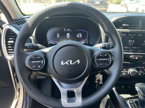 Used 2025 Kia Soul LX w/ LX Technology Package FWD image 25