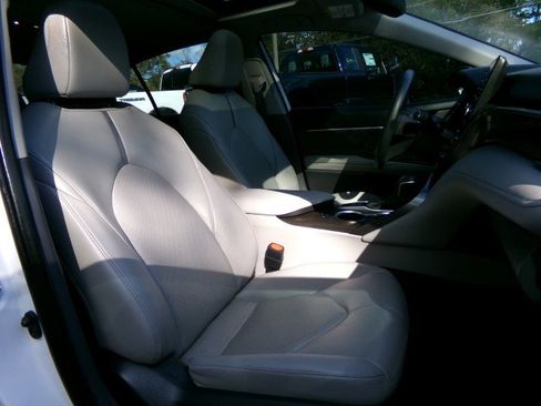 Used 2022 Toyota Camry XLE image 13