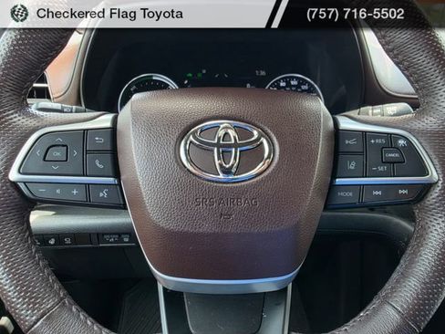 Used 2023 Toyota Sienna Platinum AWD/4WD image 15