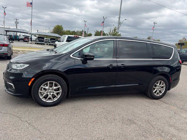 Used 2025 Chrysler Pacifica Select FWD image 3
