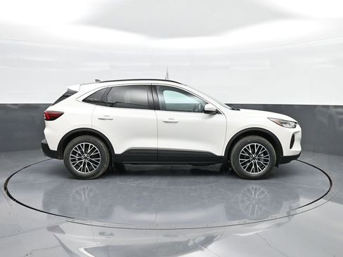 New 2025 Ford Escape SE image 9