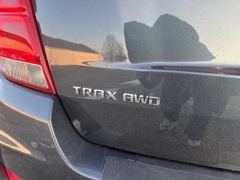 Used 2021 Chevrolet Trax LT w/ LT Convenience Package image 4