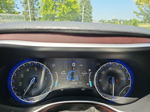 Used 2017 Chrysler Pacifica Limited w/ Advanced Safetytec Group FWD image 22
