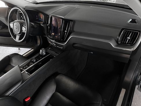 Used 2023 Volvo XC60 B5 Core image 2