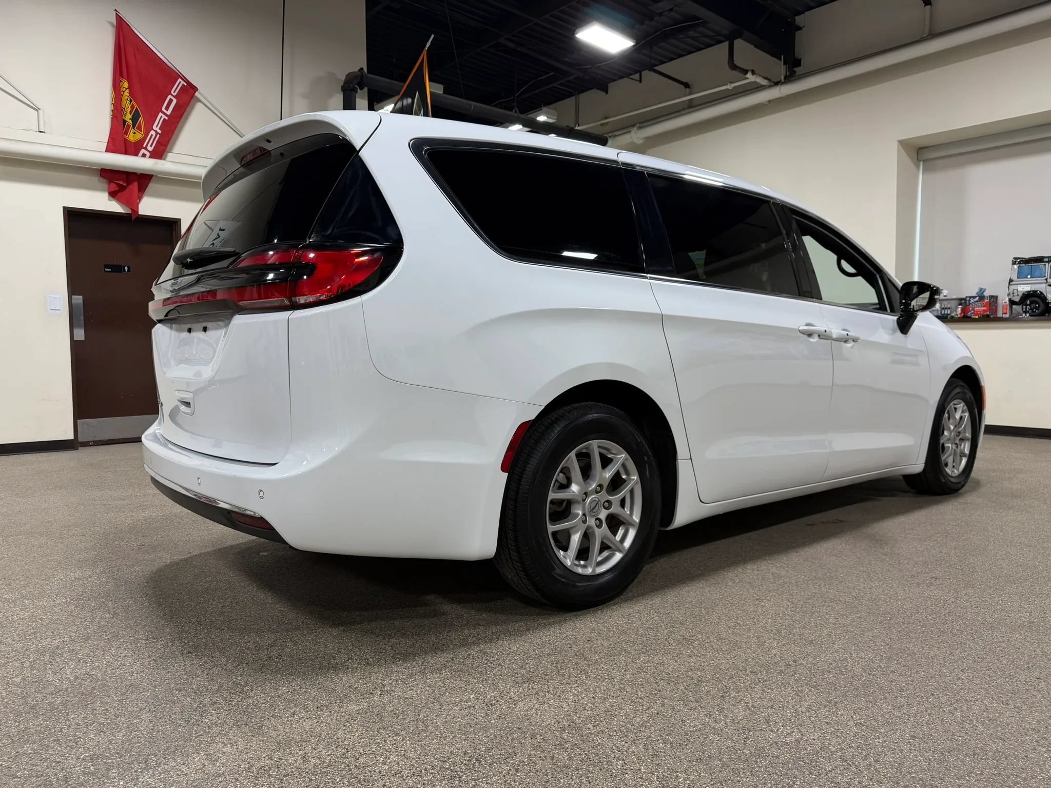 Used 2025 Chrysler Pacifica Select FWD image 5