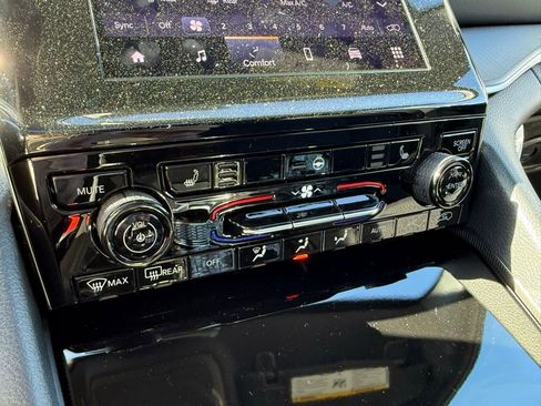 New 2025 Jeep Grand Cherokee Laredo X w/ Luxury Tech Group I image 4