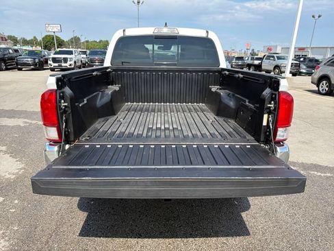 Used 2019 Toyota Tacoma SR5 AWD/4WD image 29