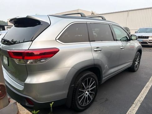 Used 2018 Toyota Highlander SE AWD/4WD image 2