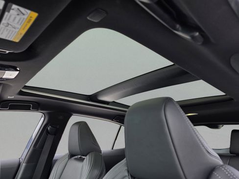 Used 2023 Toyota Venza Limited image 15