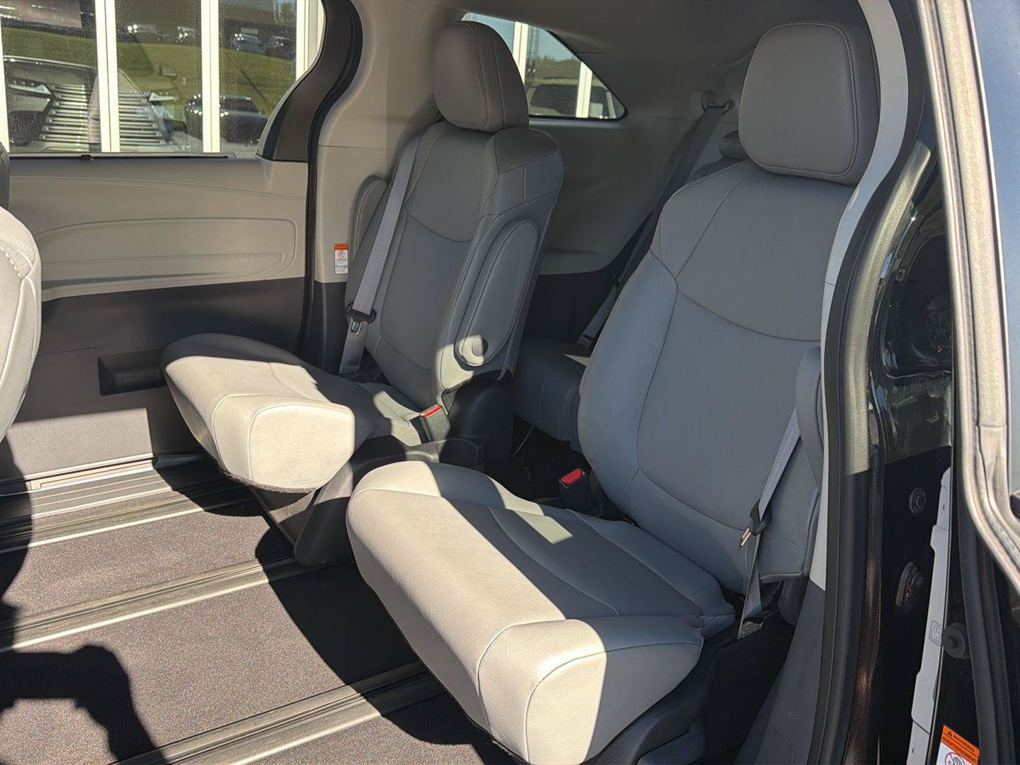 Used 2023 Toyota Sienna XLE FWD image 11