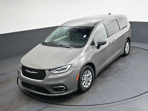 Used 2023 Chrysler Pacifica Touring-L image 31