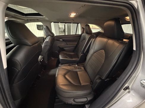 Used 2023 Toyota Highlander XLE image 10