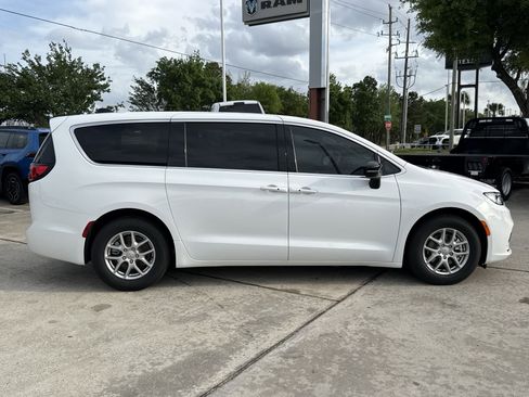 New 2026 Chrysler Pacifica Select image 3