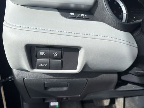 Used 2024 Toyota Highlander LE image 11
