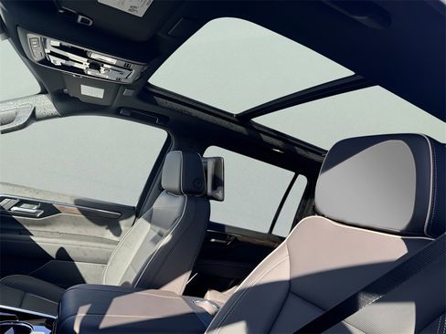 New 2026 Chevrolet Suburban Premier image 31