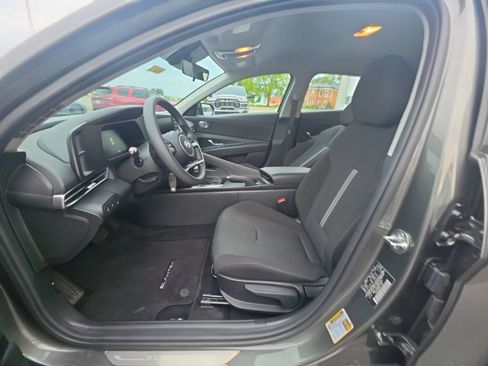 Used 2024 Hyundai Elantra SE FWD image 12