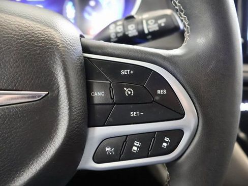 Used 2023 Chrysler Pacifica Touring-L FWD image 17