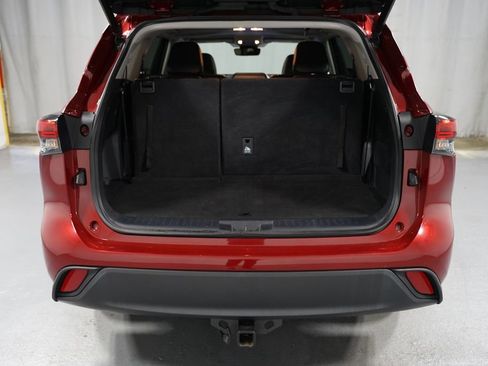 Certified 2023 Toyota Highlander XLE image 37