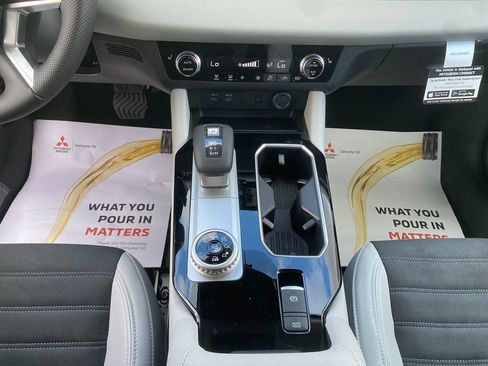 New 2025 Mitsubishi Outlander SE image 22