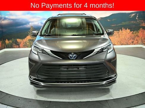 Used 2024 Toyota Sienna Limited image 3