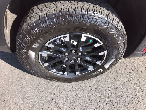 Used 2025 Chevrolet Traverse Z71 image 10