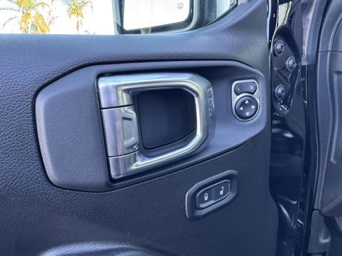 Used 2025 Jeep Wrangler Willys image 14